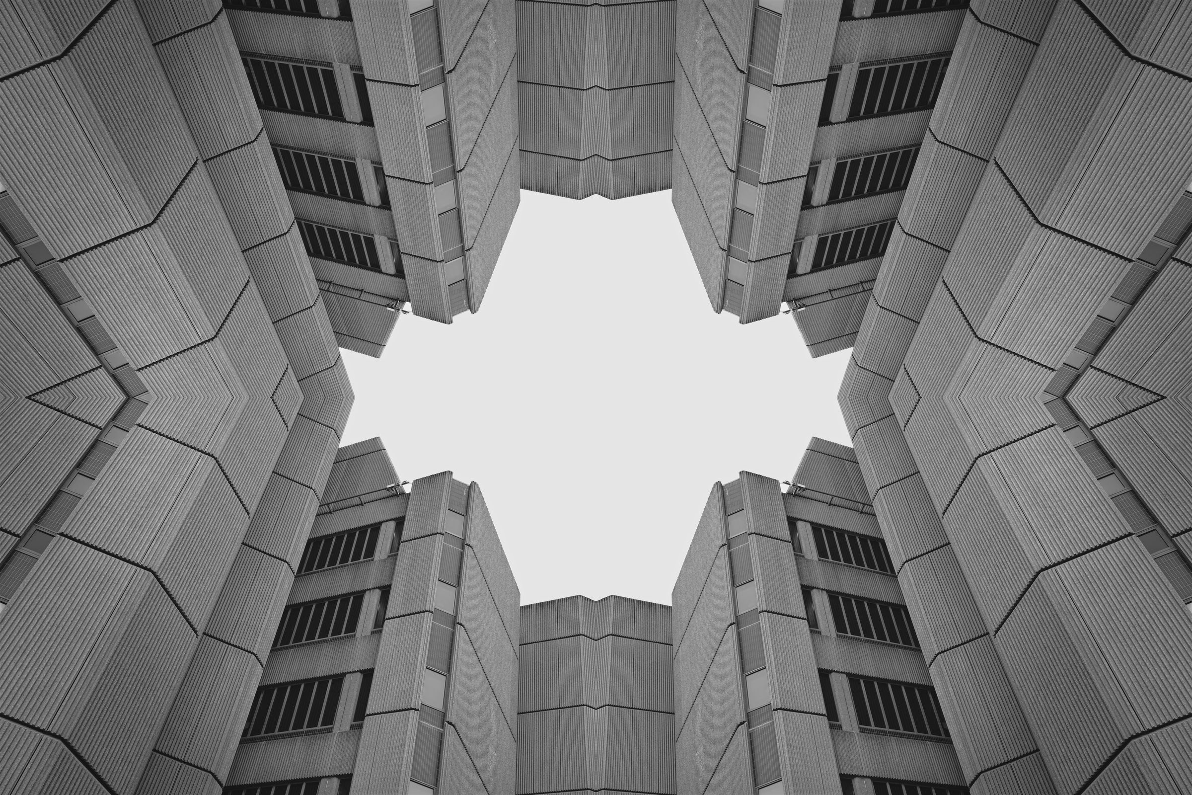 Cour intérieure d'un ensemble en béton vue en contre-plongée, symétrie